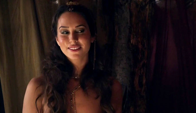 Ayse Tezel como Canthara en la serie 'Spartacus'