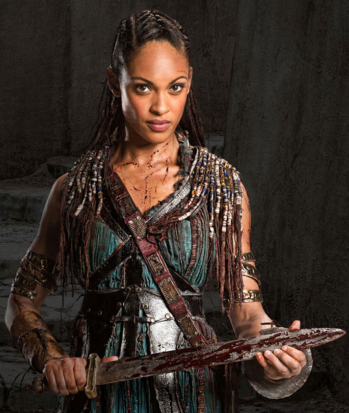 Cynthia Addai-Robinson como Naevia en la serie 'Spartacus'